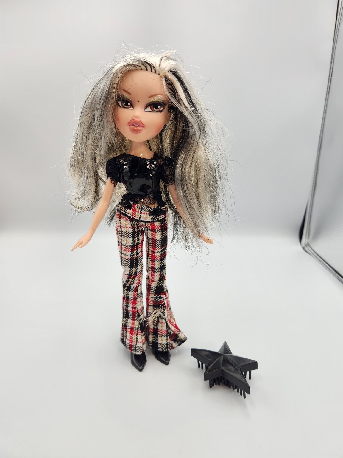 Bratz Yasmin Doll 2001 MGA Blonde Black Streaks Plaid Outfit Star brush 10\