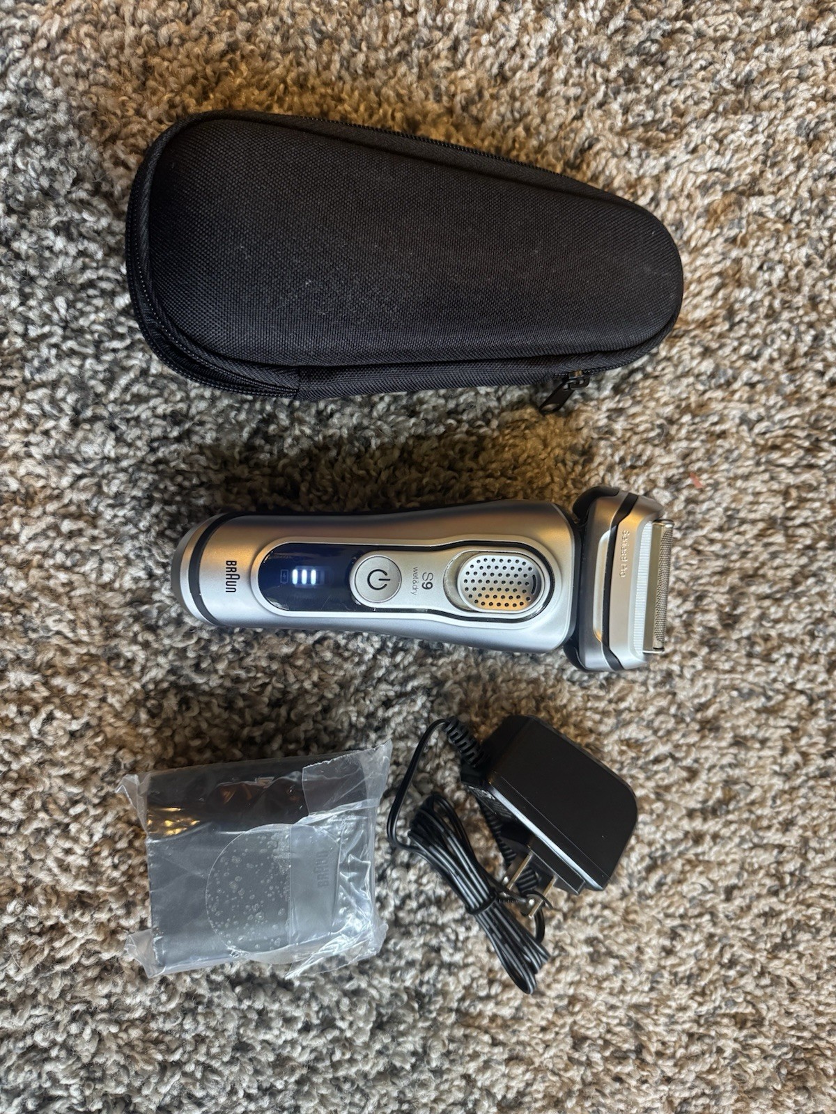 BRAUN 9 Series (5793) - Wet And Dry Electric Shaver With Charger And Case BRAUN 9 Series (5793) - Wet And Dry Electric Shaver With Charger And Case