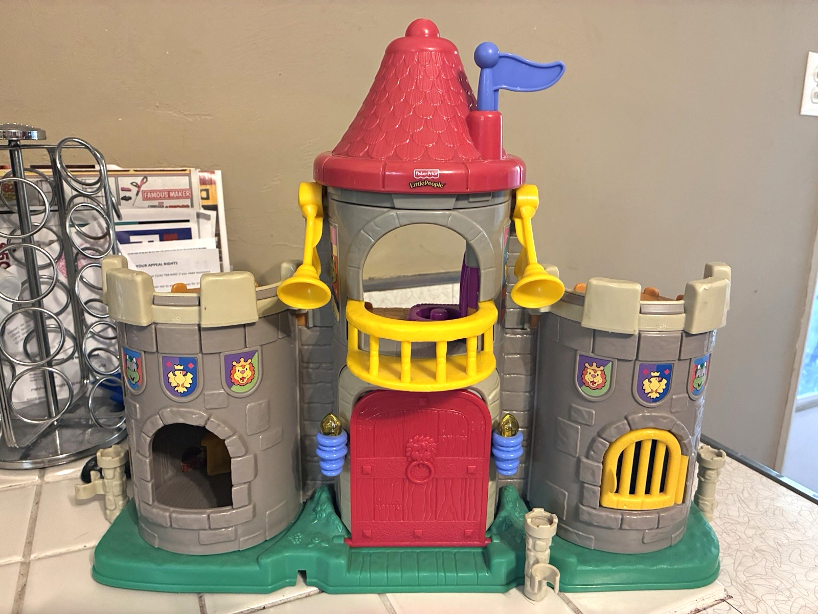 vintage 2003 Fisher-Price Little People Lil\' Kingdom Castle play-set vintage 2003 Fisher-Price Little People Lil\' Kingdom Castle play-set