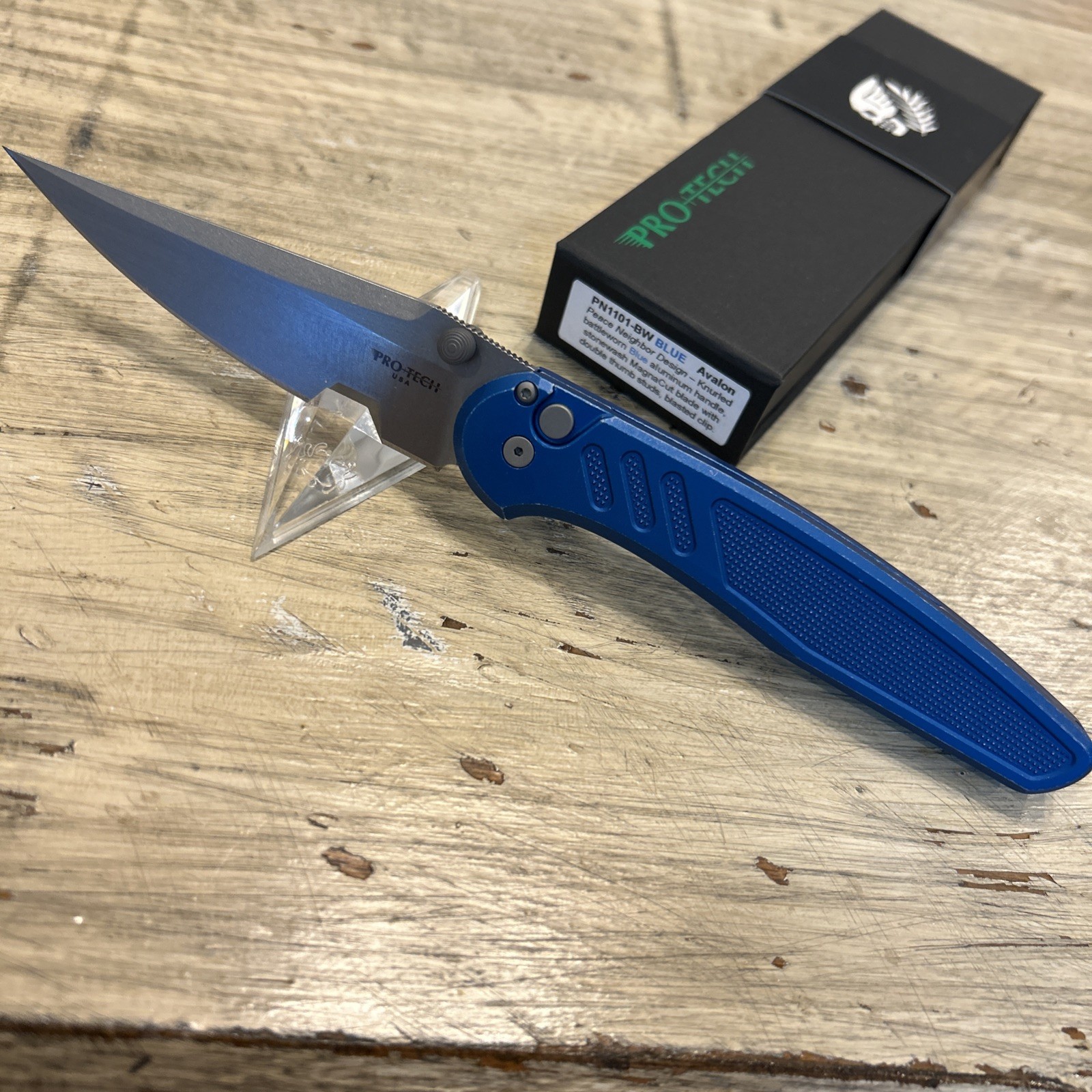 Pro Tech Avalon PN1101-BW Blue, Magnacut Button Lock Pro Tech Avalon PN1101-BW Blue, Magnacut Button Lock