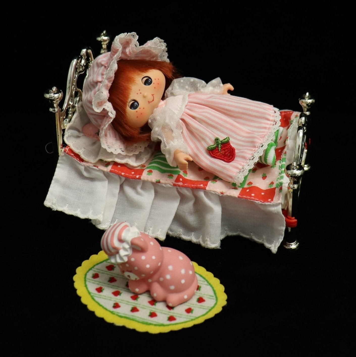 Vintage Strawberry Shortcake Sweet Sleeper Doll Custard Berry Happy Home Bed Rug Vintage Strawberry Shortcake Sweet Sleeper Doll Custard Berry Happy Home Bed Rug