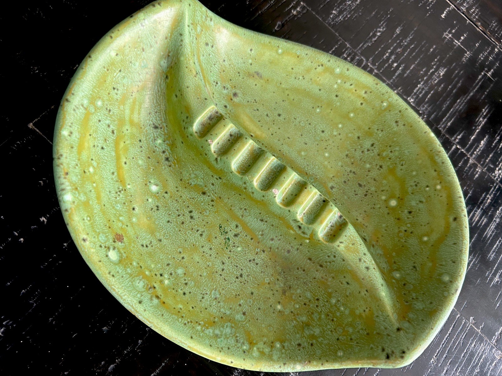 Vintage MCM Ceramic Ashtray Leaf Shape Green Speckled Pattern About 10” Long Vintage MCM Ceramic Ashtray Leaf Shape Green Speckled Pattern About 10” Long