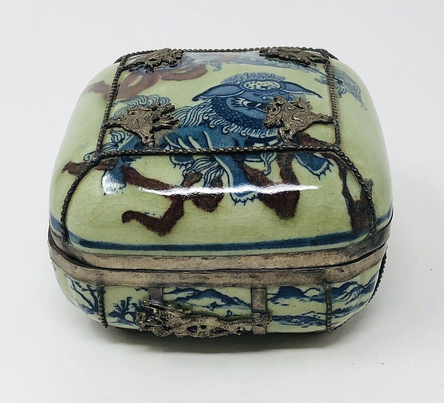 Qing Dynasty Chinese Porcelain Box Children Yongzheng Period (1722-1735) Antique