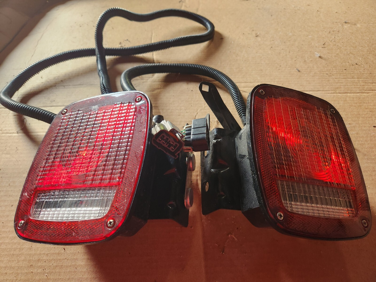 GROTE FACTORY TRUCK, CAB & CHASSIS, TAIL LIGHTS - CHEVROLET MOUNT AND PLUG. GROTE FACTORY TRUCK, CAB & CHASSIS, TAIL LIGHTS - CHEVROLET MOUNT AND PLUG.