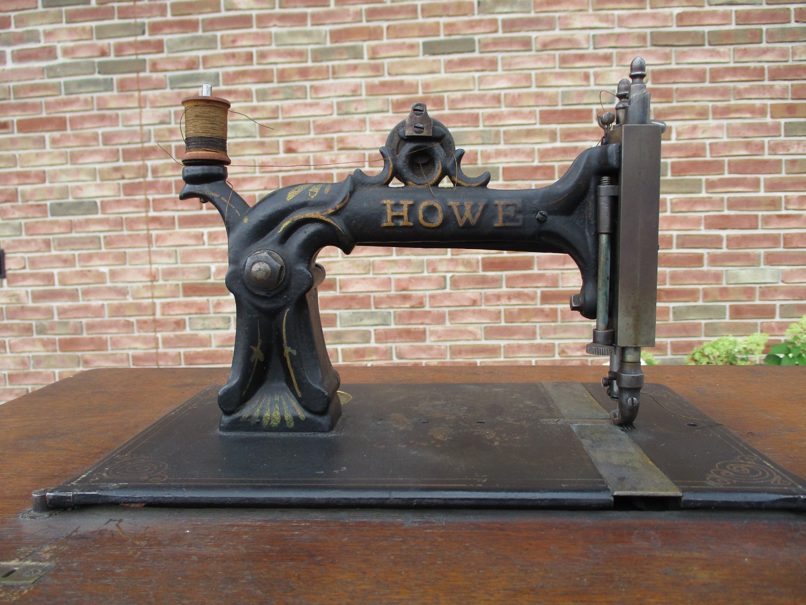 HOWE SEWING MACHINE ORIGINAL PAINT MID 1800\'s *Elite Collector Grade* HOWE SEWING MACHINE ORIGINAL PAINT MID 1800\'s *Elite Collector Grade*