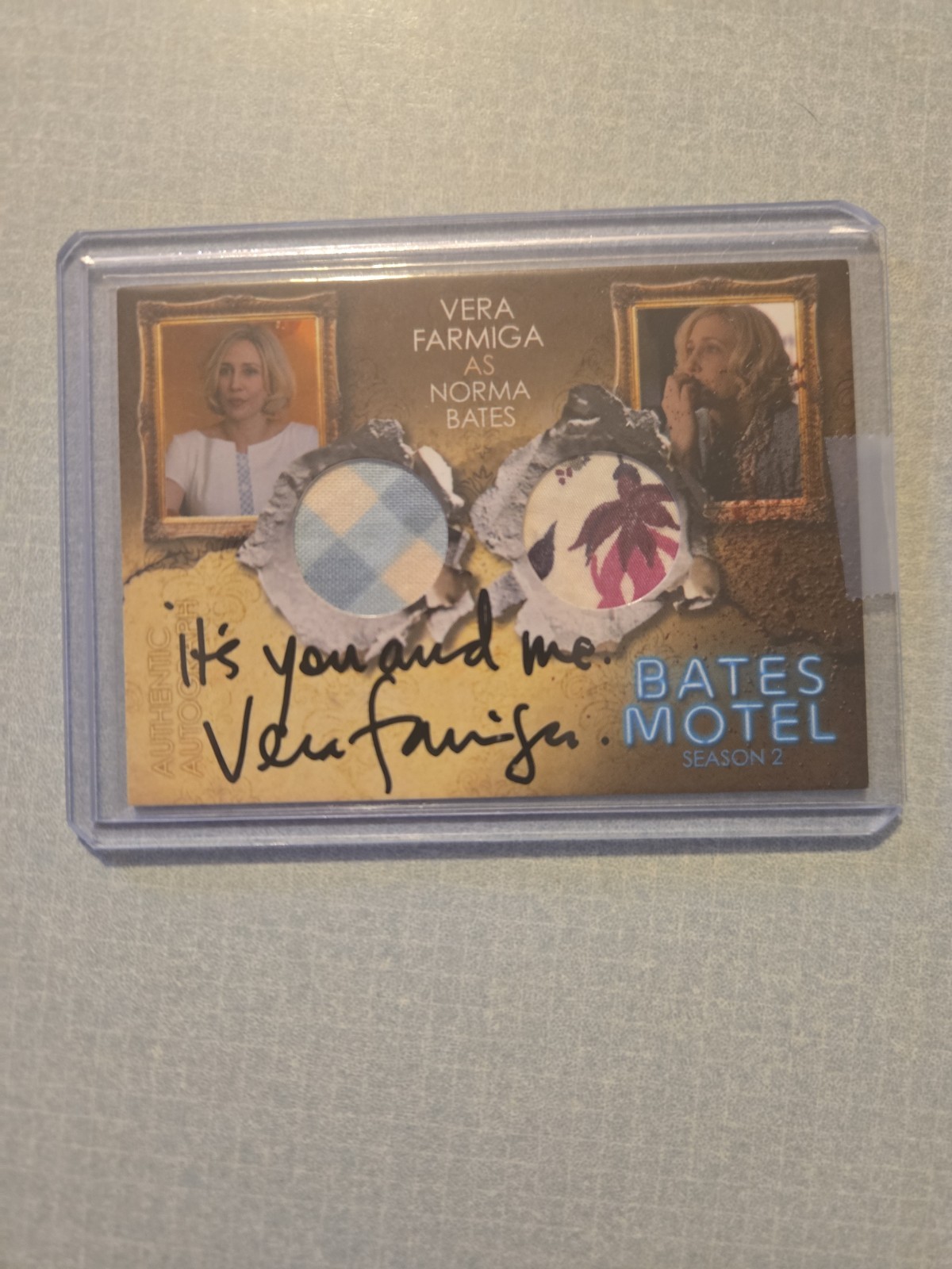 BATES MOTEL SEASON 2 (2016)-VERA FARMIGA NORMA BATES AUTOGRAPH DUAL COSTUME DCVF BATES MOTEL SEASON 2 (2016)-VERA FARMIGA NORMA BATES AUTOGRAPH DUAL COSTUME DCVF