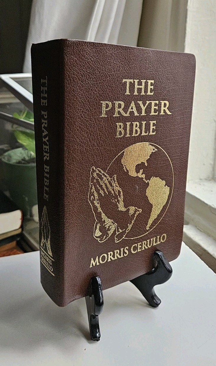 THE PRAYER BIBLE BY MORRIS CERULLO, Gold Gilded Edges, 2006 World Evangelism. THE PRAYER BIBLE BY MORRIS CERULLO, Gold Gilded Edges, 2006 World Evangelism.