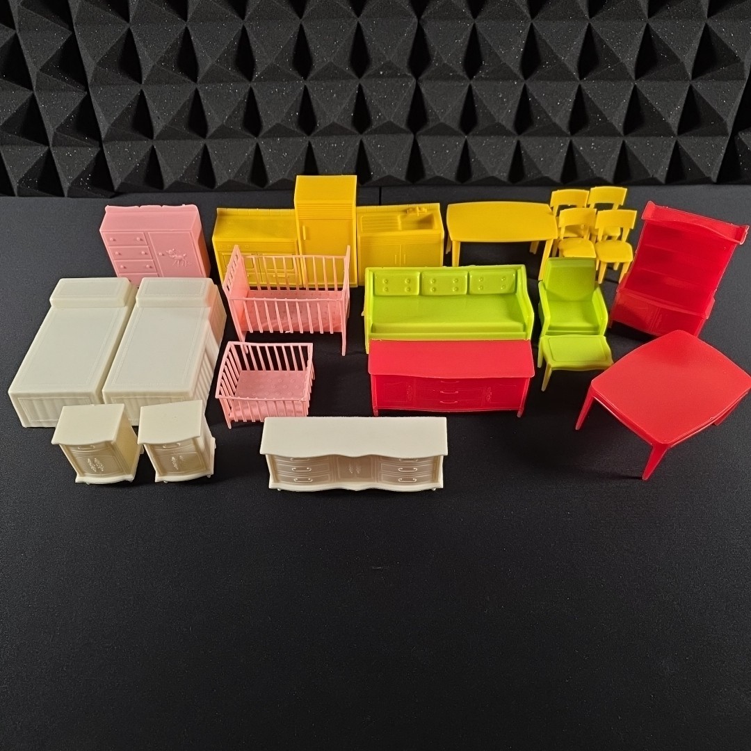 LOT OF 21 MPC 1963 VINTAGE MINIATURE DOLLHOUSE FURNITURE & ACCESSORIES LOT OF 21 MPC 1963 VINTAGE MINIATURE DOLLHOUSE FURNITURE & ACCESSORIES