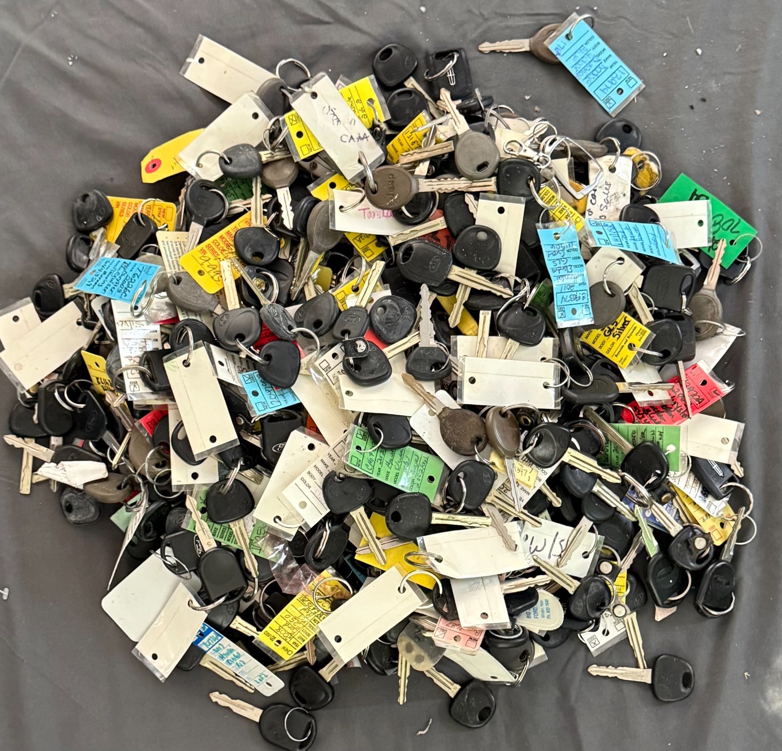 Lot of 352 Ford Infiniti Jeep Ignition Keys Remotes Car Keys Bulk Lot of 352 Ford Infiniti Jeep Ignition Keys Remotes Car Keys Bulk