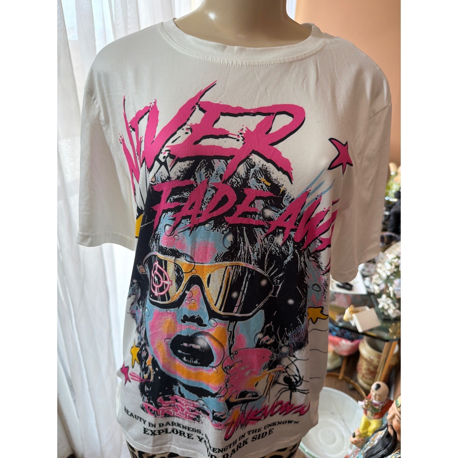 Romwe Never Fade Away Graphic Tee White Pop Art Portrait T-Shirt Medium Romwe Never Fade Away Graphic Tee White Pop Art Portrait T-Shirt Medium