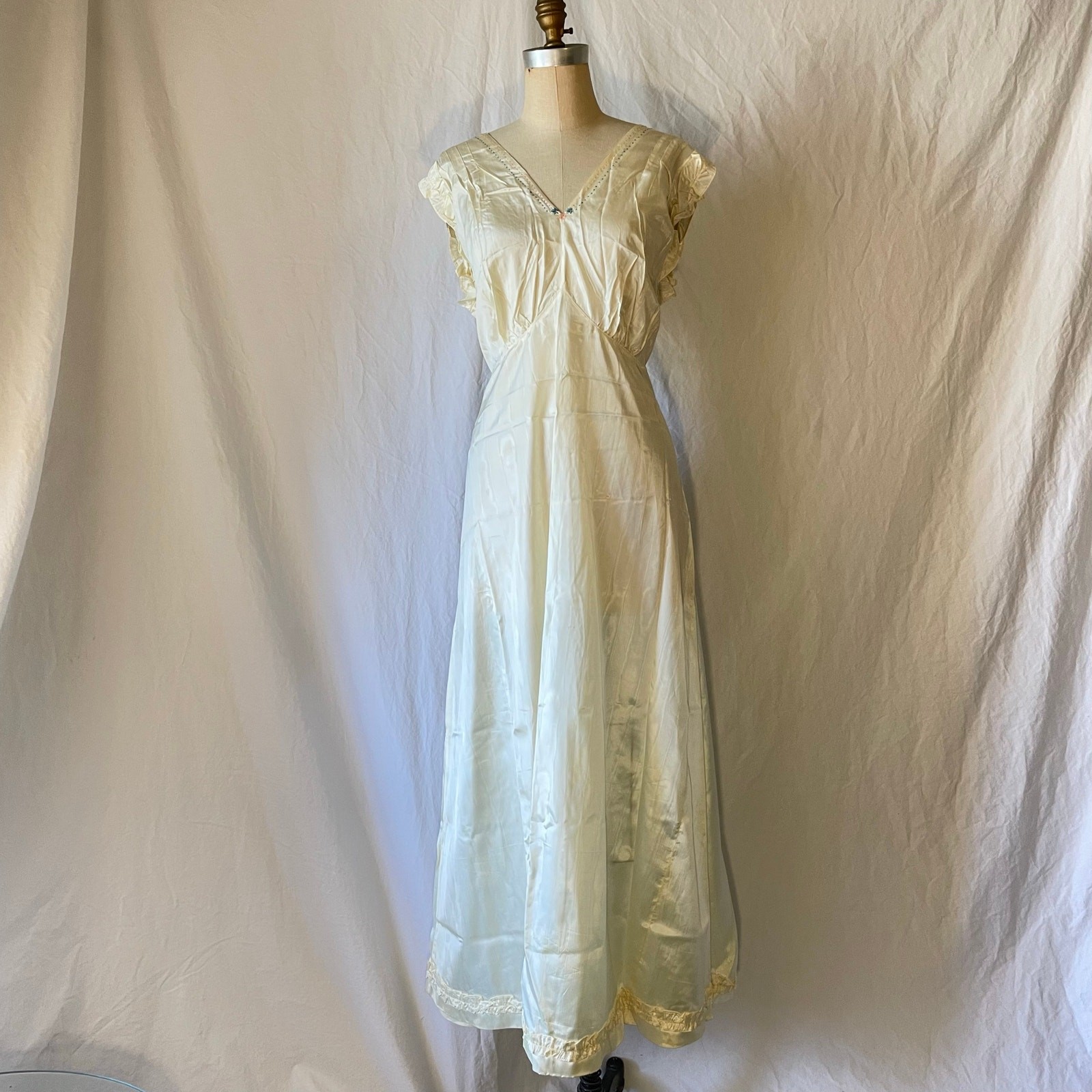 Vtg 1940s Ivory Rayon Taffeta Nightgown Hostess Gown Diamond Midriff Ruffle 40s