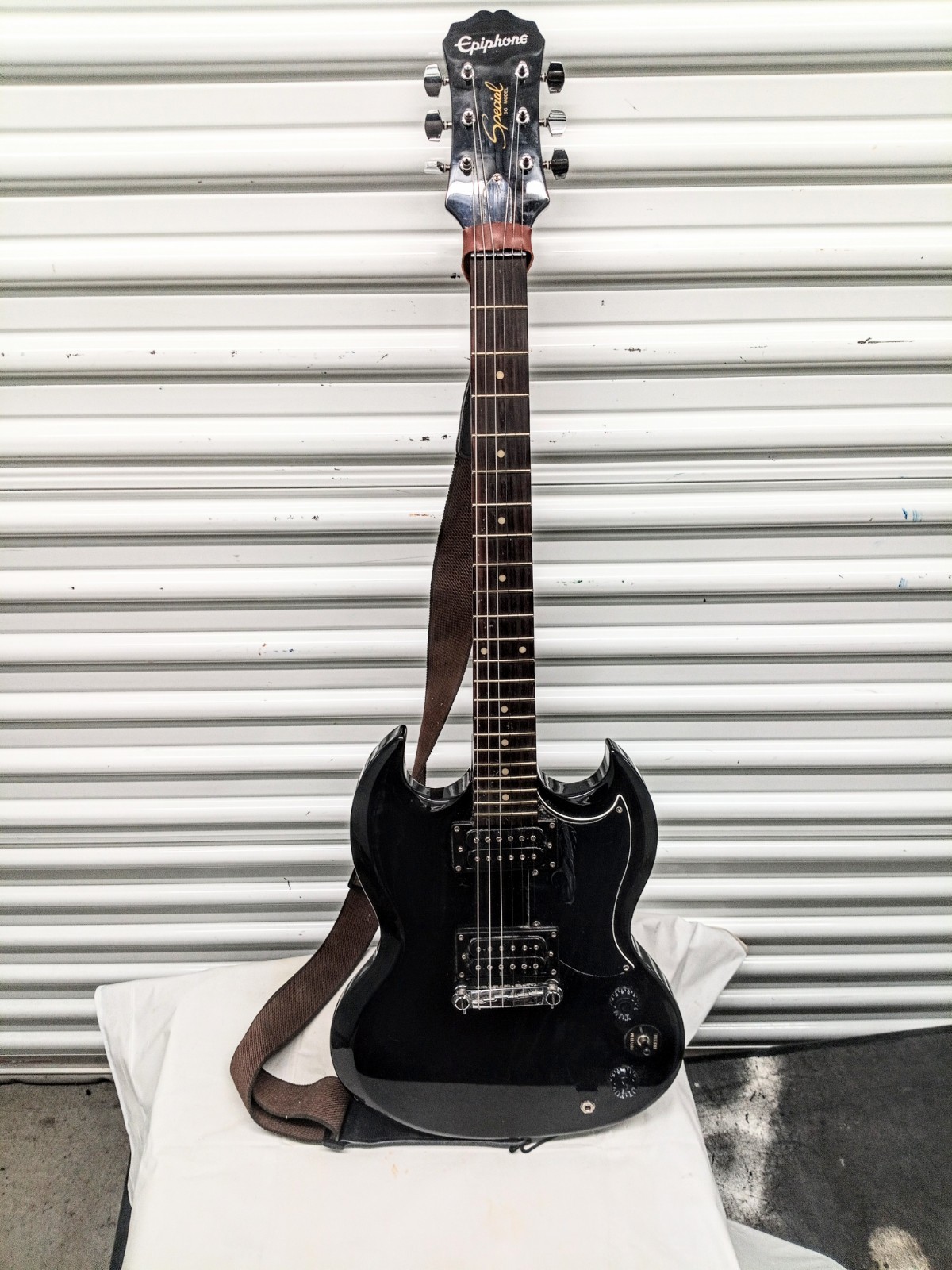 Epiphone Special SG Electric Guitar Black w/ Shoulder Strap Epiphone Special SG Electric Guitar Black w/ Shoulder Strap