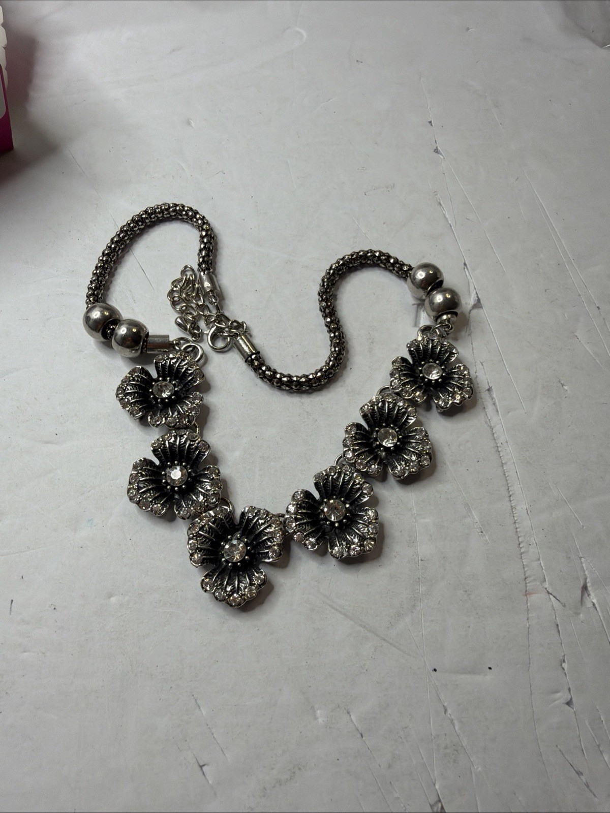 ANTIQUE STYLE SILVER & BLACK TONED FLOWER DESIGNS W/RHINESTONE NECKLACE ANTIQUE STYLE SILVER & BLACK TONED FLOWER DESIGNS W/RHINESTONE NECKLACE