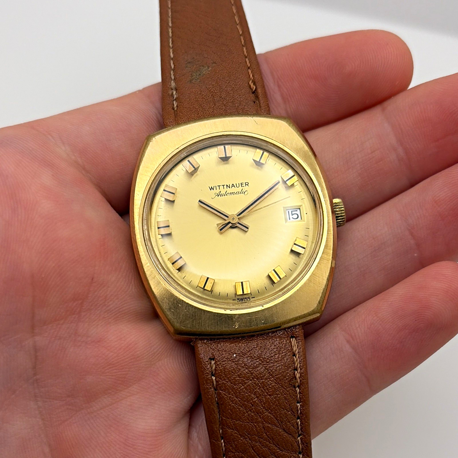 Vintage Wittnauer Genève Automatic Date Men\'s Cushion Gold Tone Case Watch Vintage Wittnauer Genève Automatic Date Men\'s Cushion Gold Tone Case Watch