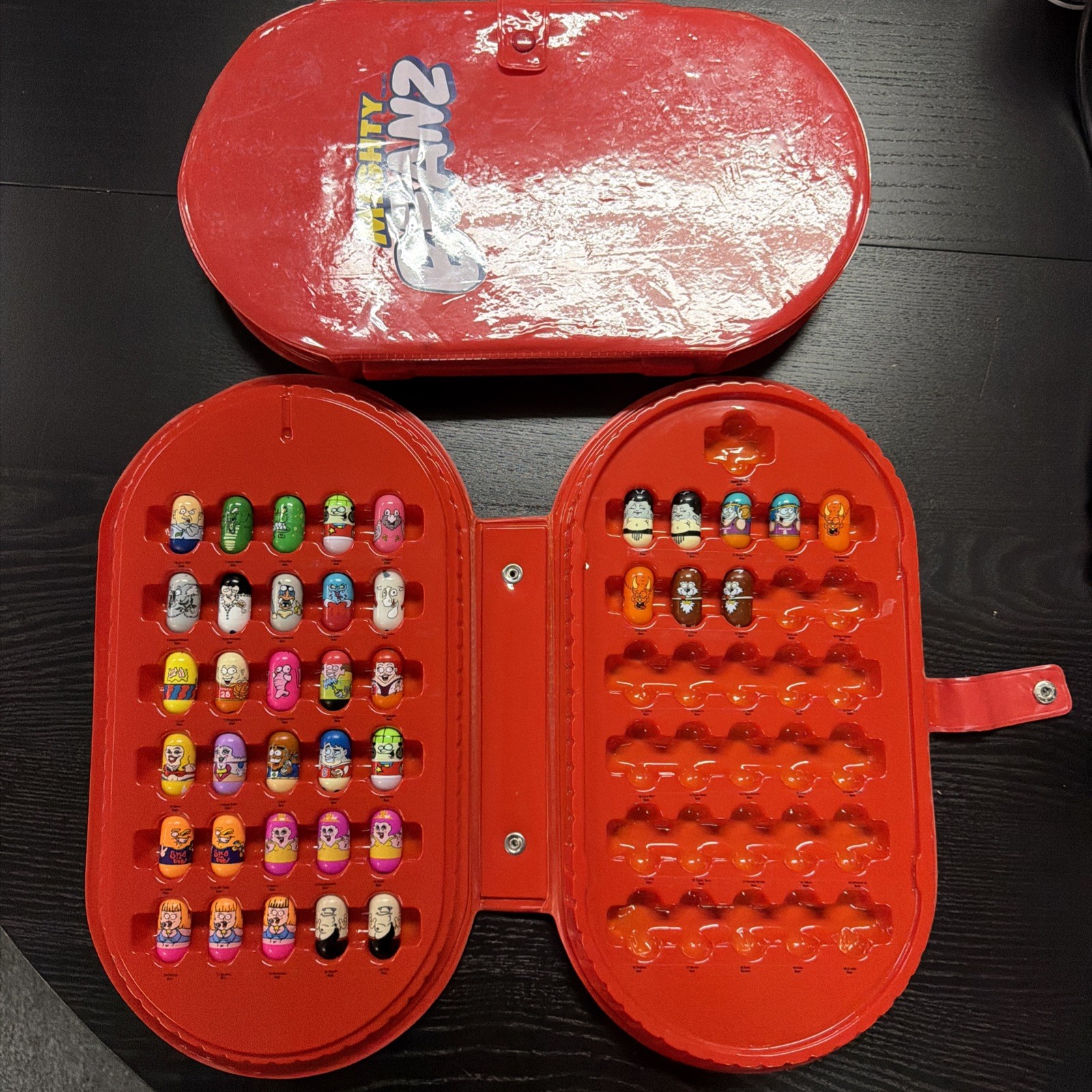 VTG 2003 Moose Mighty Beanz Collection 38 Beanz & 2 Red Collector/Display Cases
