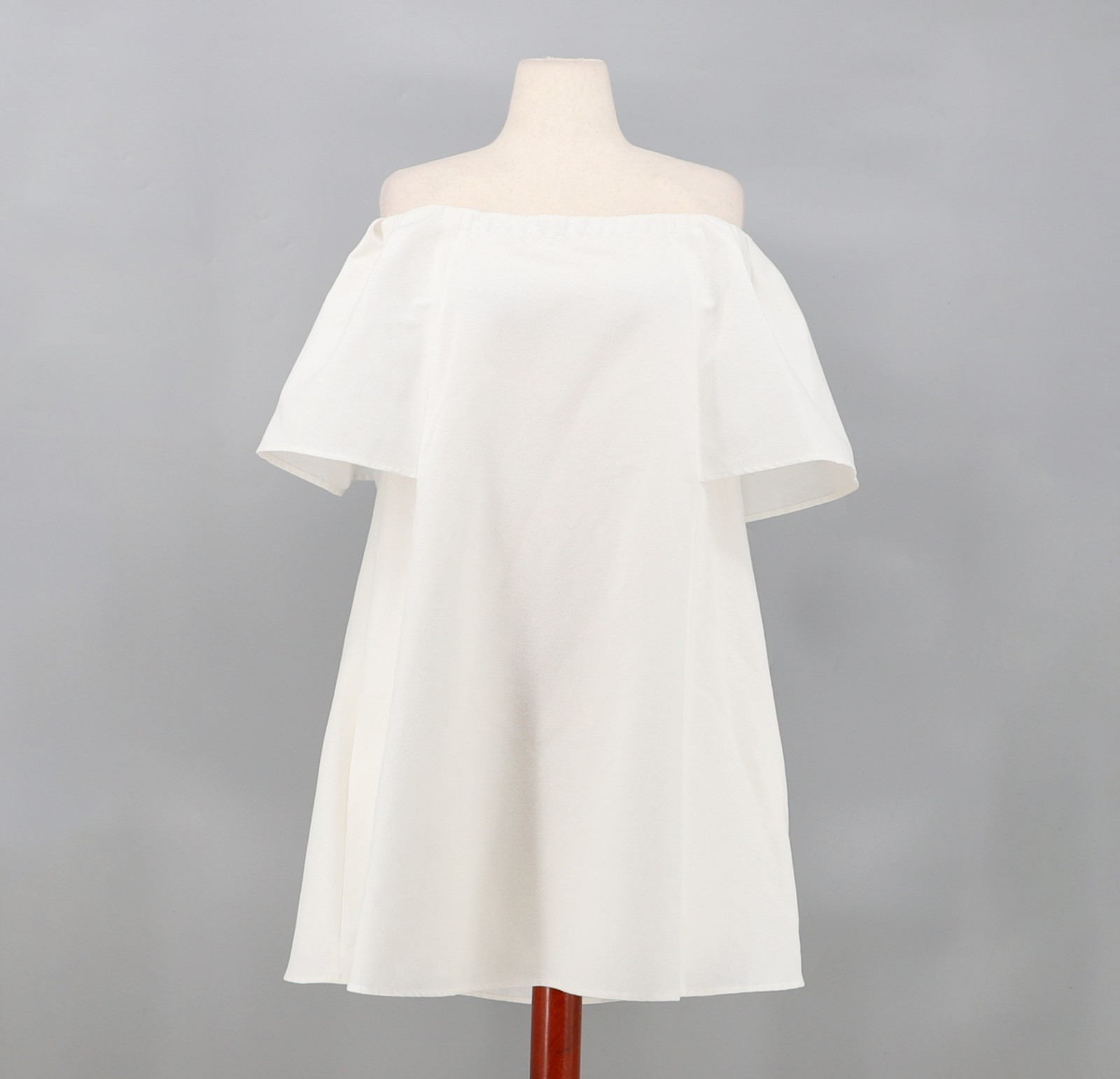 NWT HALSTON HERITAGE Off Shoulder Evening Dress in Metallic White Size 12 NWT HALSTON HERITAGE Off Shoulder Evening Dress in Metallic White Size 12