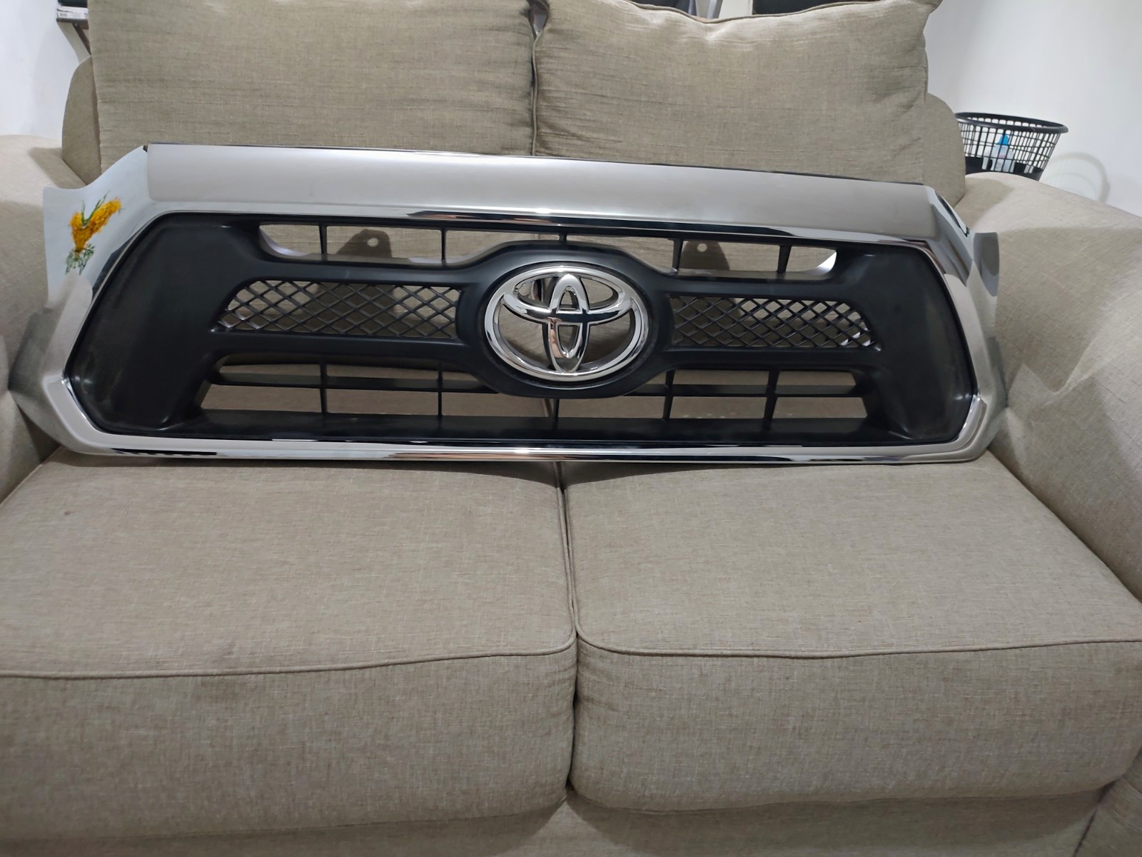 Parrilla con moldura cromada y emblema para Toyota Tacoma compatible 2012-2015 Parrilla con moldura cromada y emblema para Toyota Tacoma compatible 2012-2015