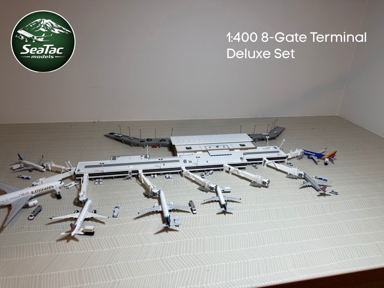 1:400 8-Gate Model Airport Terminal Deluxe Set White Jetbridge Version