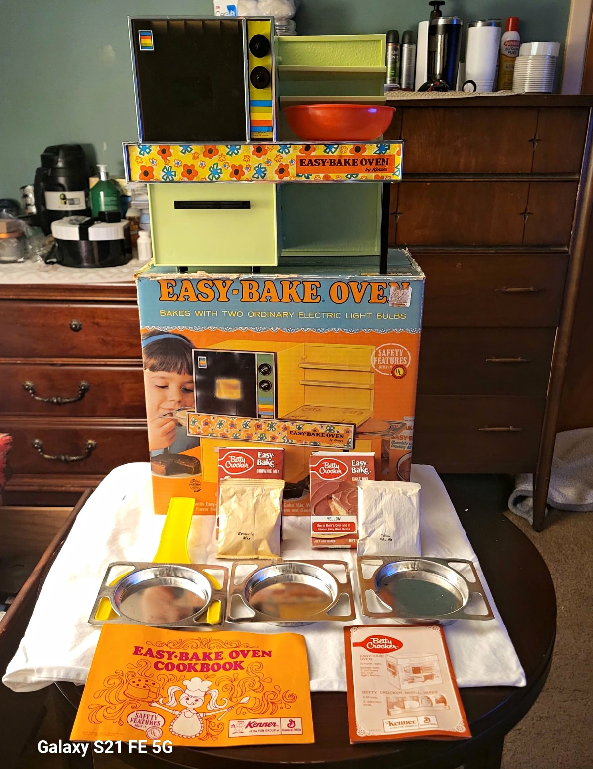 Kenner Easy-Bake Oven Vintage 1971 Set w/ Box Pans Cookbook, cake mixes, WORKS Kenner Easy-Bake Oven Vintage 1971 Set w/ Box Pans Cookbook, cake mixes, WORKS