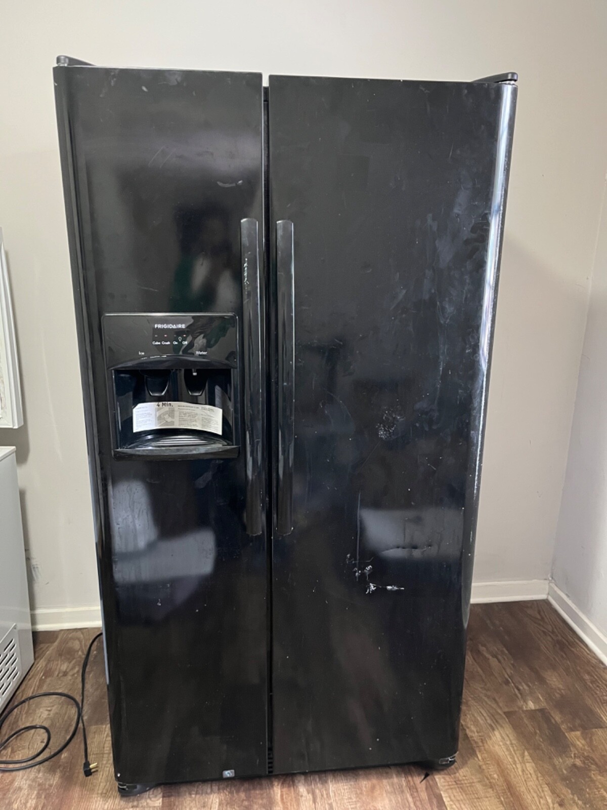 Frigidaire 25.5-cu ft Side-by-Side Refrigerator w Ice Maker (Black) Frigidaire 25.5-cu ft Side-by-Side Refrigerator w Ice Maker (Black)
