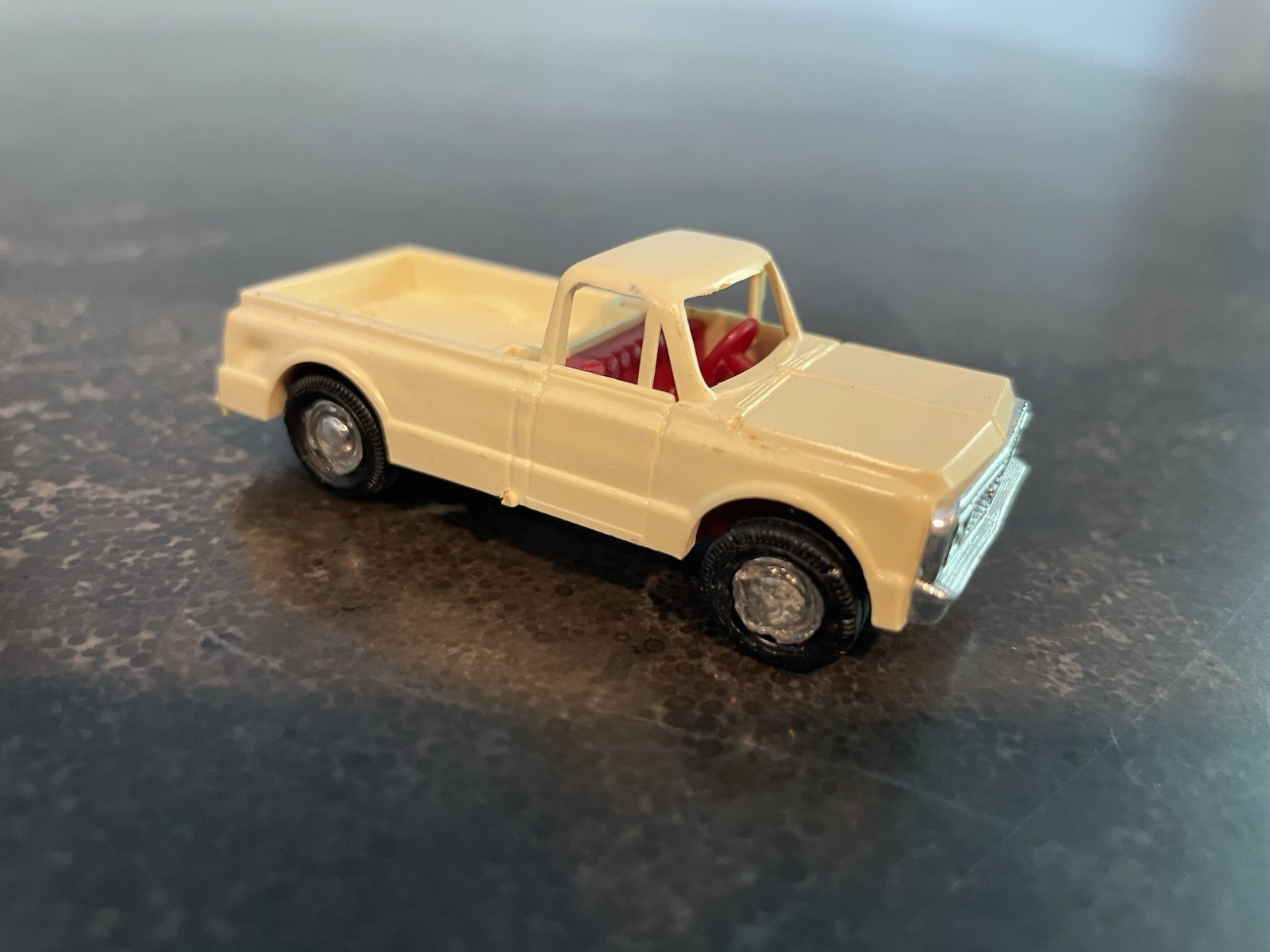 Lindberg Mini Lindy 1968 Chevrolet Camper Pickup Truck 1:64 Scale Plastic Truck