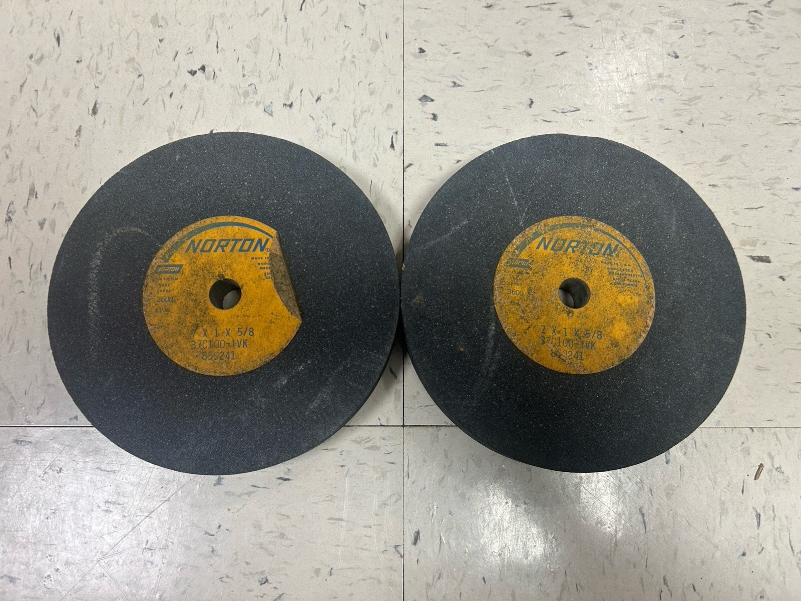 2 NOS Norton 37C100-IVK Grinding Wheels 7” x 1” x 5/8” Silicon Carbide USA
