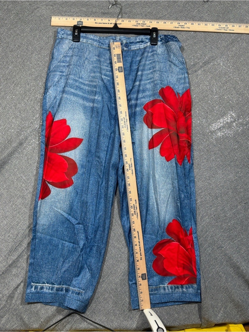 SHEIN Blue Cropped Jeans with Red Floral Prints SHEIN Blue Cropped Jeans with Red Floral Prints