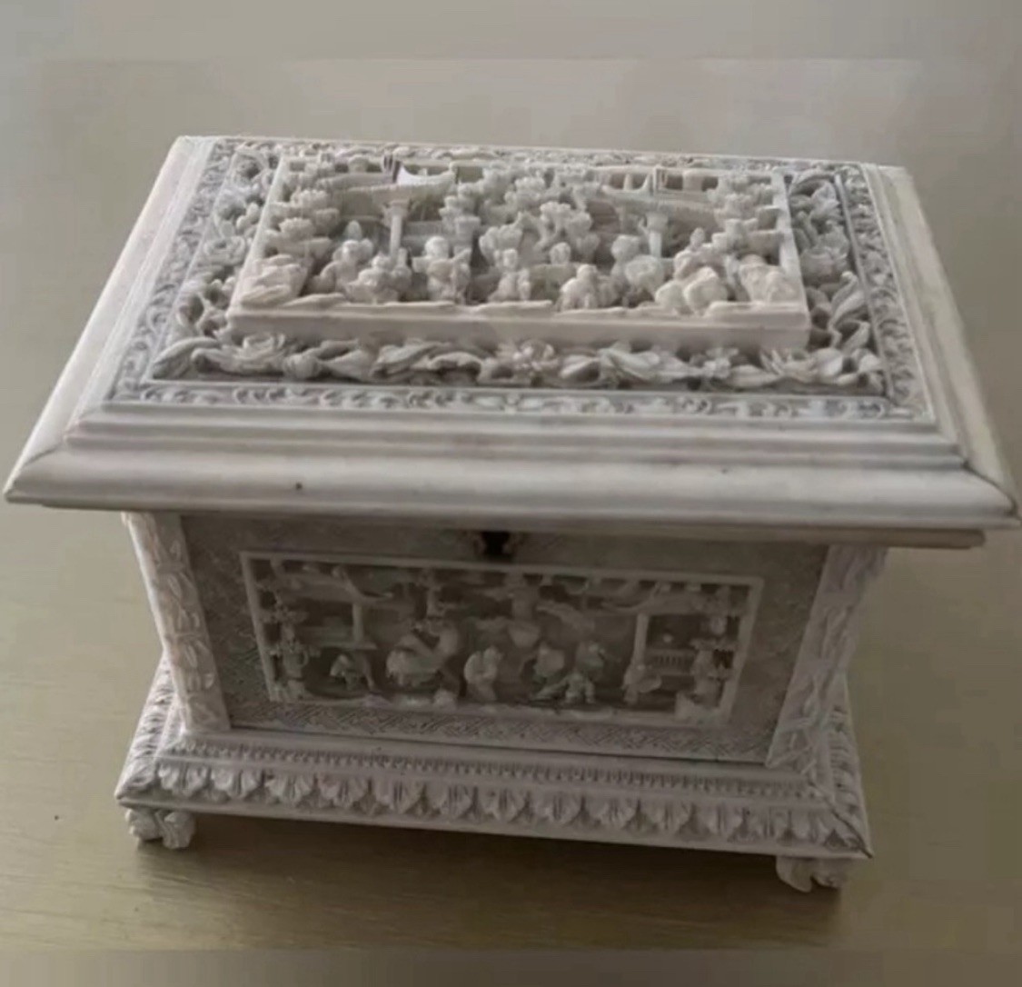 RARE Early 19th Century Chinese Canton Carved Box RARE Early 19th Century Chinese Canton Carved Box