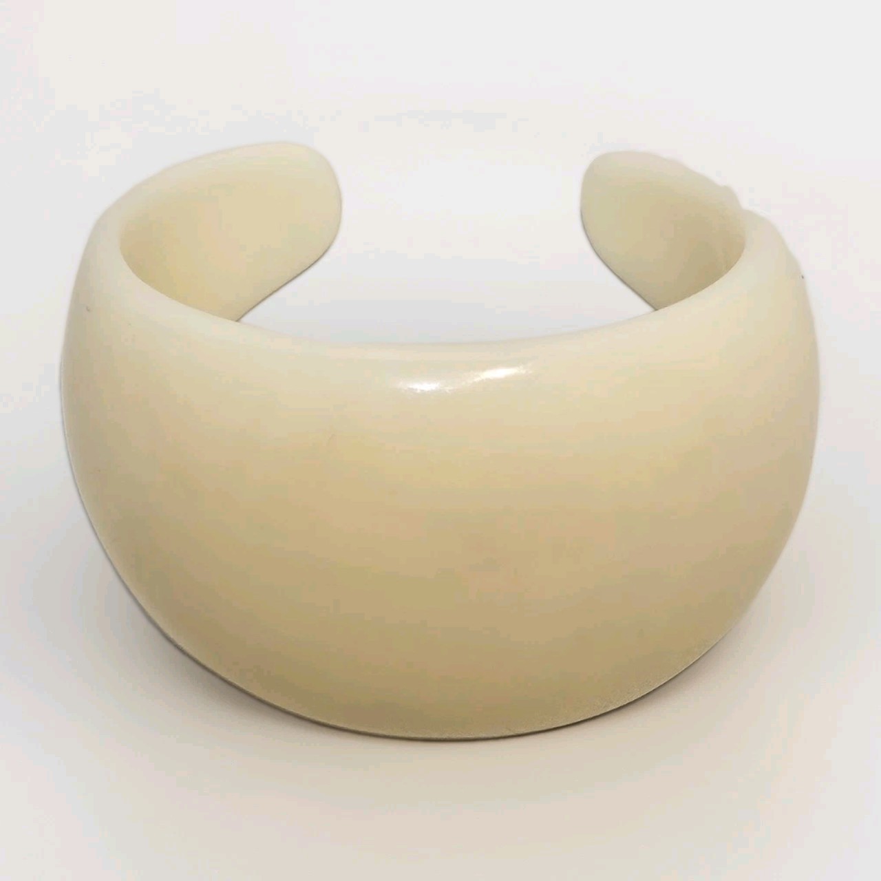 Vintage Chunky Cream Acrylic Cuff Bracelet Wide Dome Statement Bangle Vintage Chunky Cream Acrylic Cuff Bracelet Wide Dome Statement Bangle