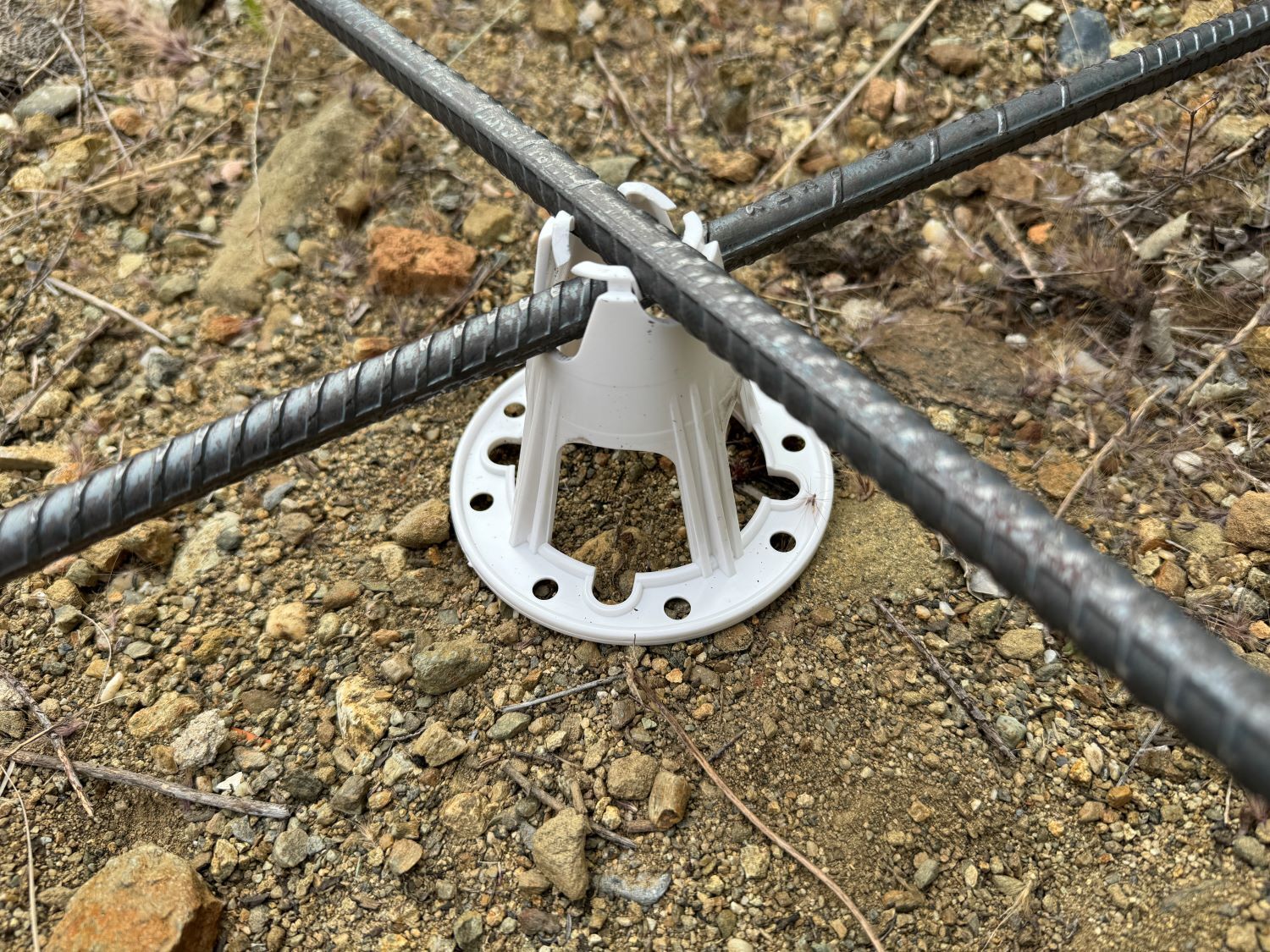 Sandbaggy Plastic Rebar Chairs - Elevates Rebar 2.5\