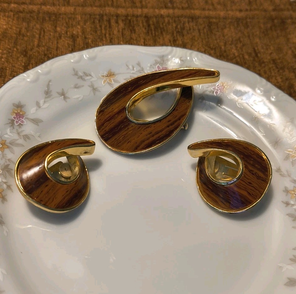 Vtg Rare Orena Paris Glossy Faux Wood Brooch & Clip on Earrings Jewelry Set Vtg Rare Orena Paris Glossy Faux Wood Brooch & Clip on Earrings Jewelry Set