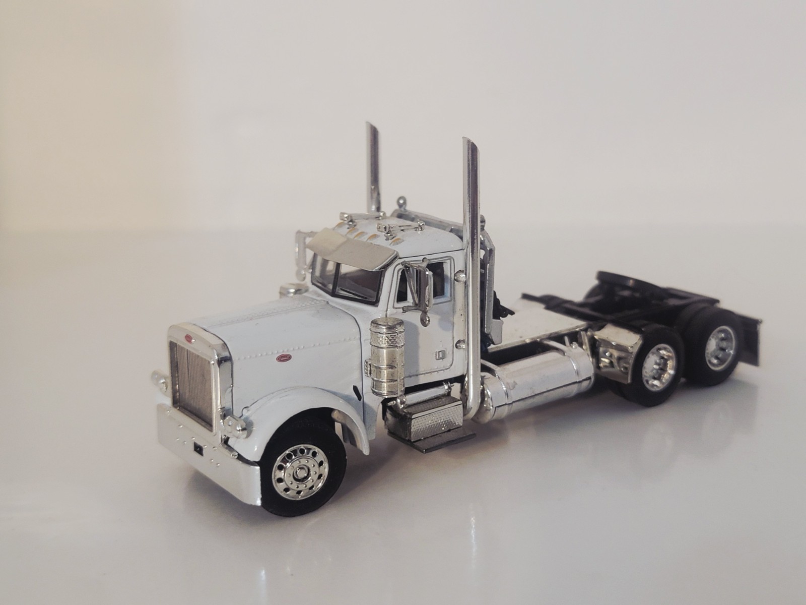 1/64 DCP First Gear White Peterbilt Day Cab Diecast Semi Truck Model - Excellent