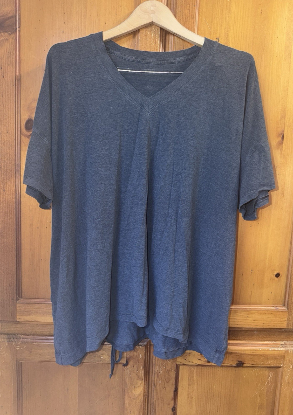 Lululemon Grey Relaxed Fit V-Neck Tie Back T Shirt Tee Short Sleeve Women’s 12 Lululemon Grey Relaxed Fit V-Neck Tie Back T Shirt Tee Short Sleeve Women’s 12