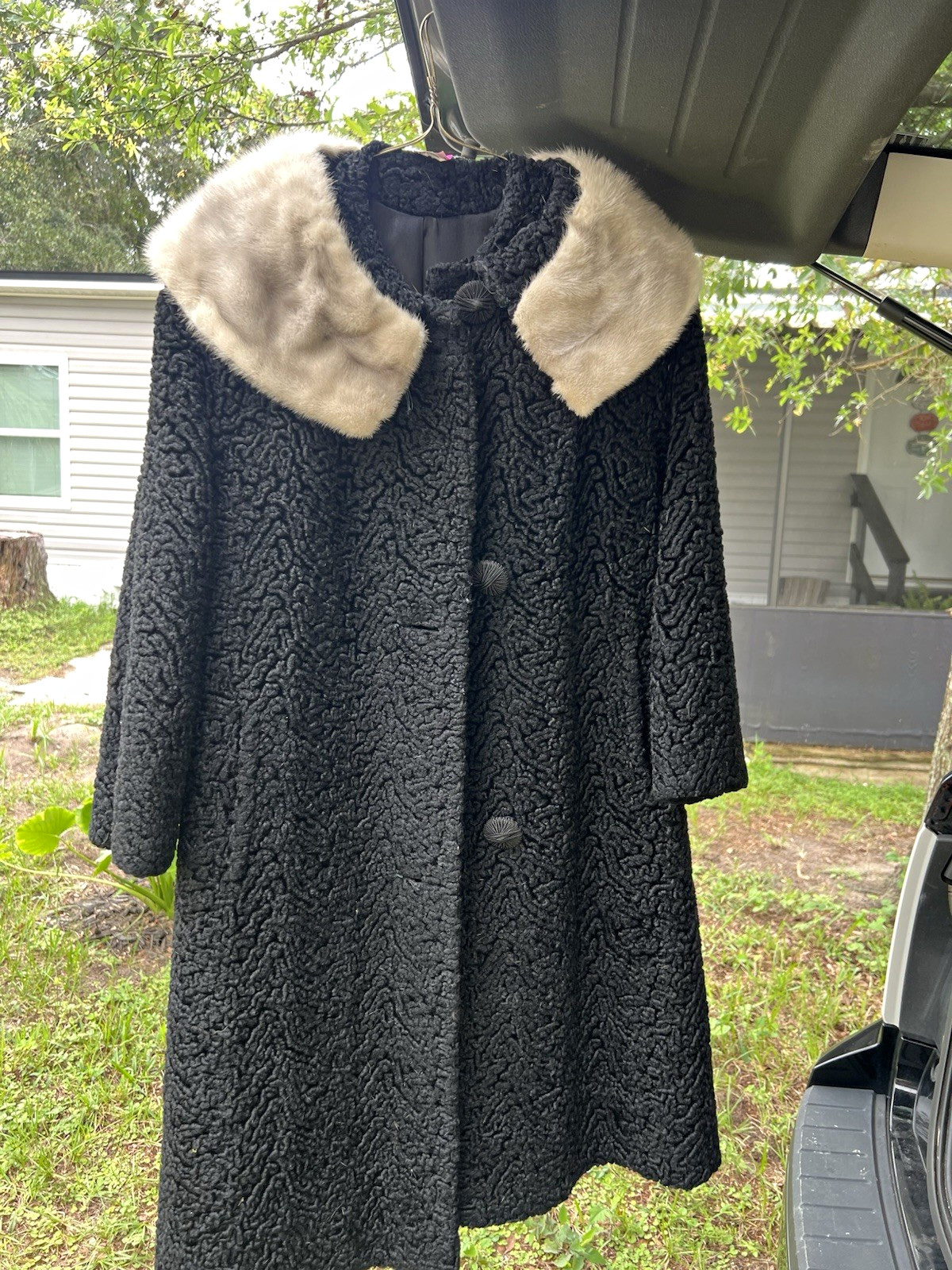 Vintage 1950’s-1960’s Lustrelam Women\'s Black Mid-Length Overcoat Fur Trim Vintage 1950’s-1960’s Lustrelam Women\'s Black Mid-Length Overcoat Fur Trim