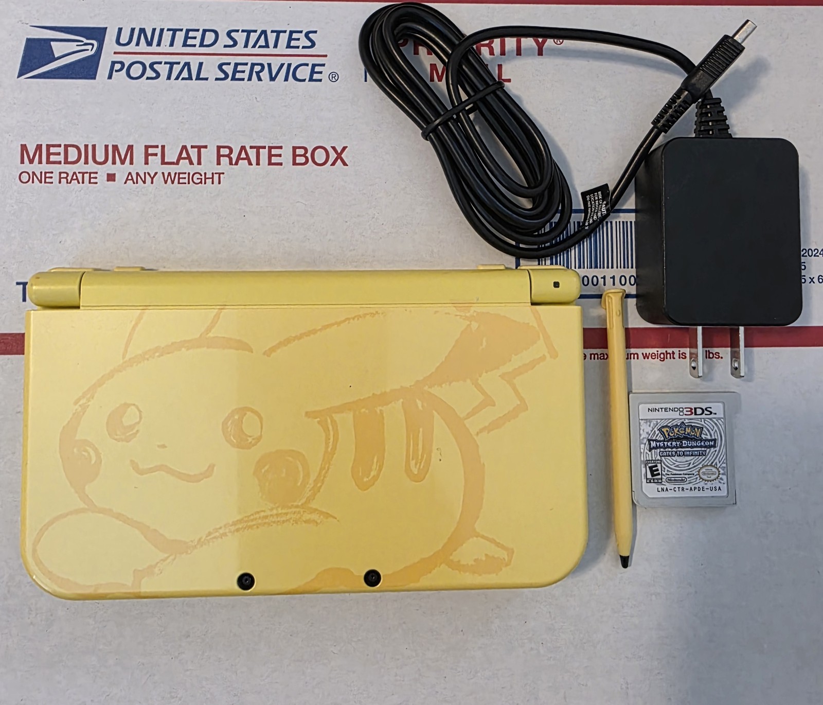 Pikachu Nintendo 3DS XL - Excellent Condition