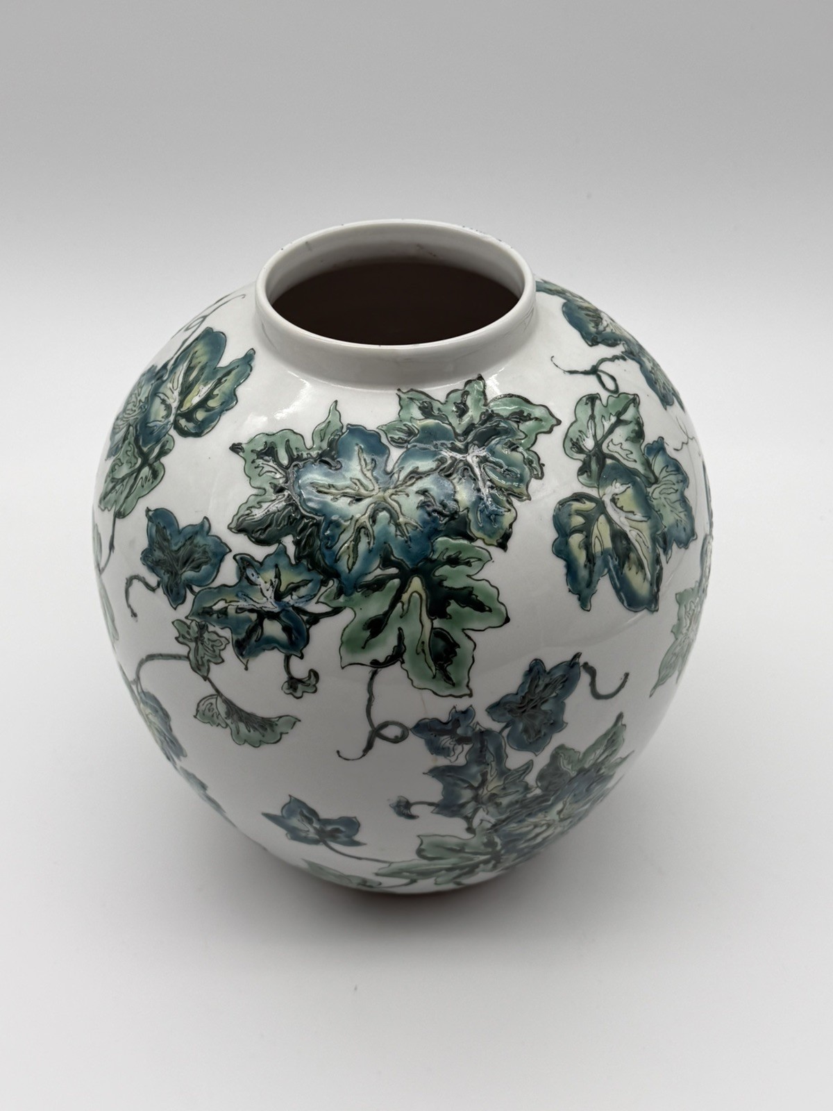 Vintage Chinese Hand-Painted Asian Macau Globe Style Vase Vintage Chinese Hand-Painted Asian Macau Globe Style Vase