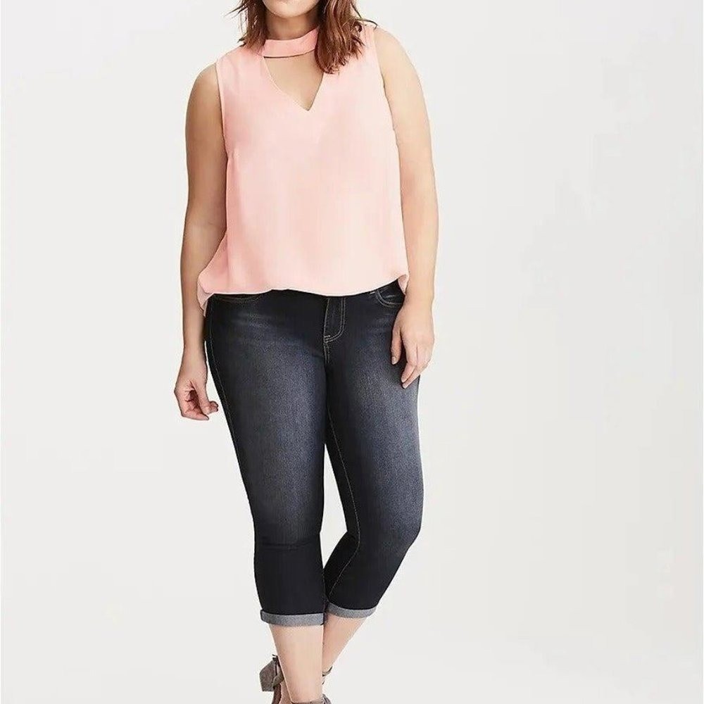 Torrid Blush Pink Choker Neck V-Neck Sleeveless Georgette Blouse Size 2 NEW Torrid Blush Pink Choker Neck V-Neck Sleeveless Georgette Blouse Size 2 NEW