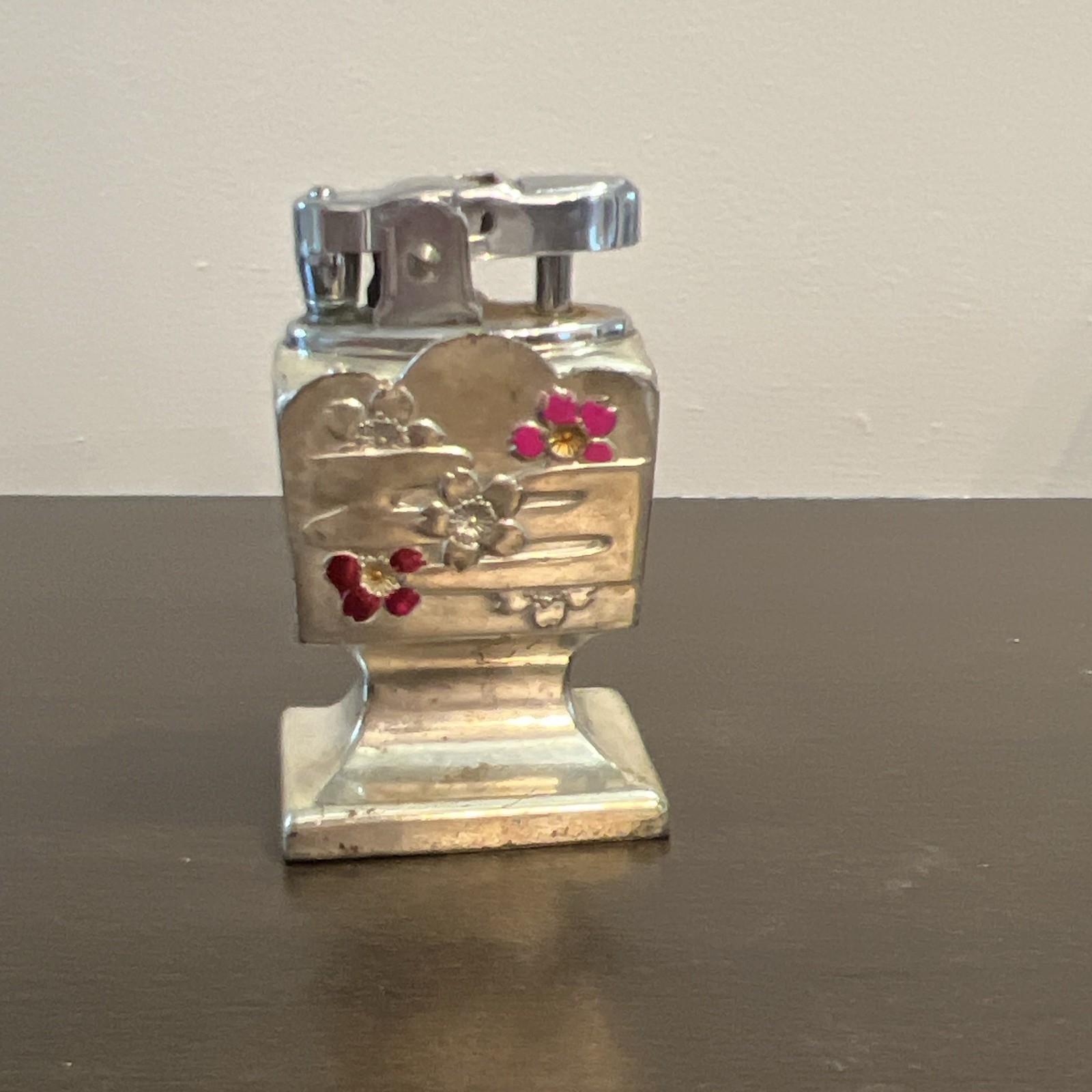 Vintage Mid-century Japanese Table Lighter Featuring A Silver Tone Metal Body 8\
