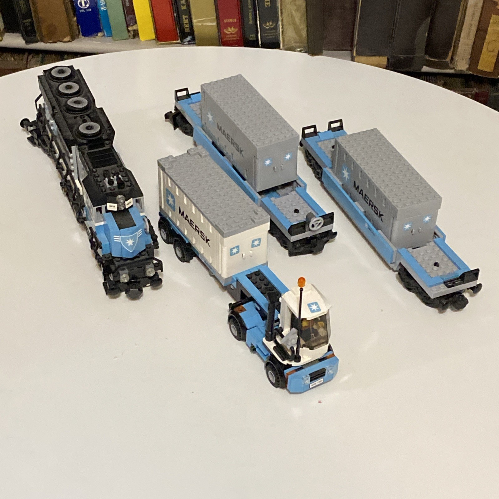 LEGO Creator Expert 10219 Maersk Train Trains Set 1234 pcs 2011 LEGO Creator Expert 10219 Maersk Train Trains Set 1234 pcs 2011