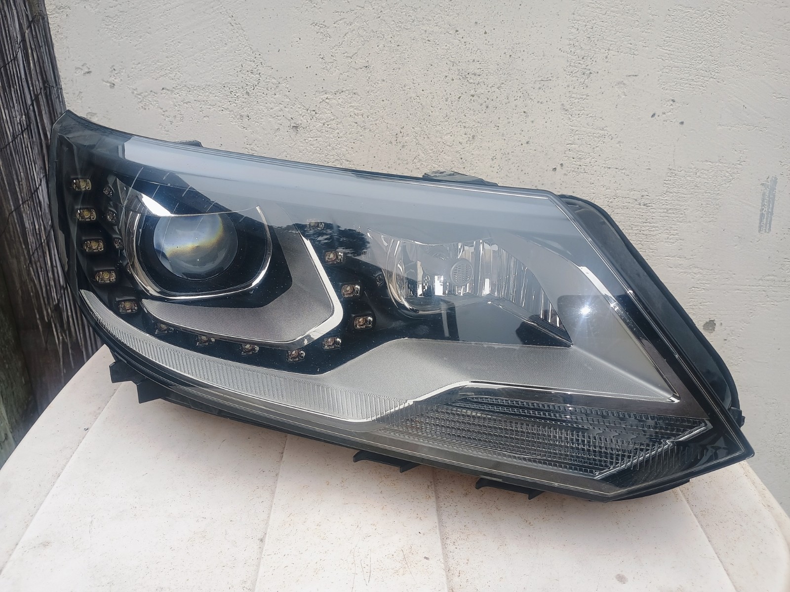 2012-2017 Volkswagen Tiguan Right Xenon Adaptive Headlight 5N0941752 Complete 2012-2017 Volkswagen Tiguan Right Xenon Adaptive Headlight 5N0941752 Complete
