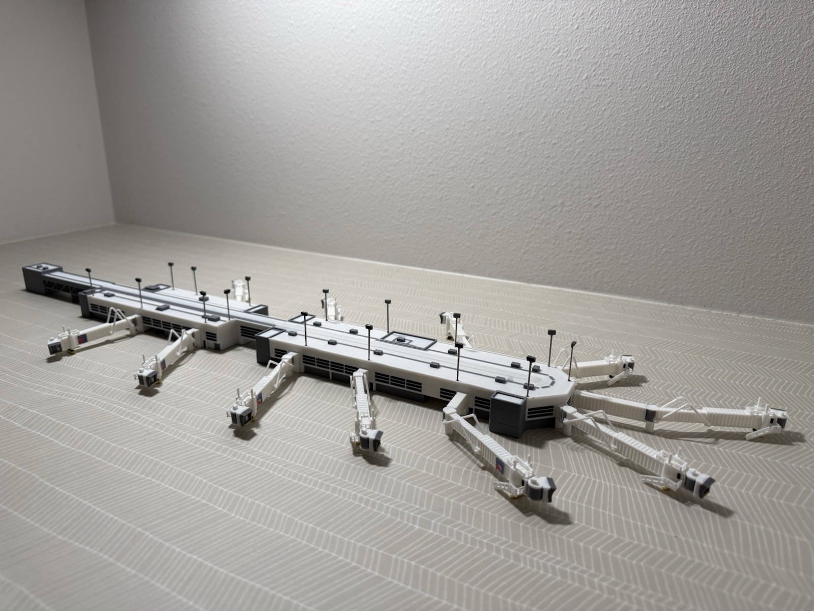 1:400 Model Airport Domestic Terminal w Functional Jet bridges (10) 1:400 Model Airport Domestic Terminal w Functional Jet bridges (10)