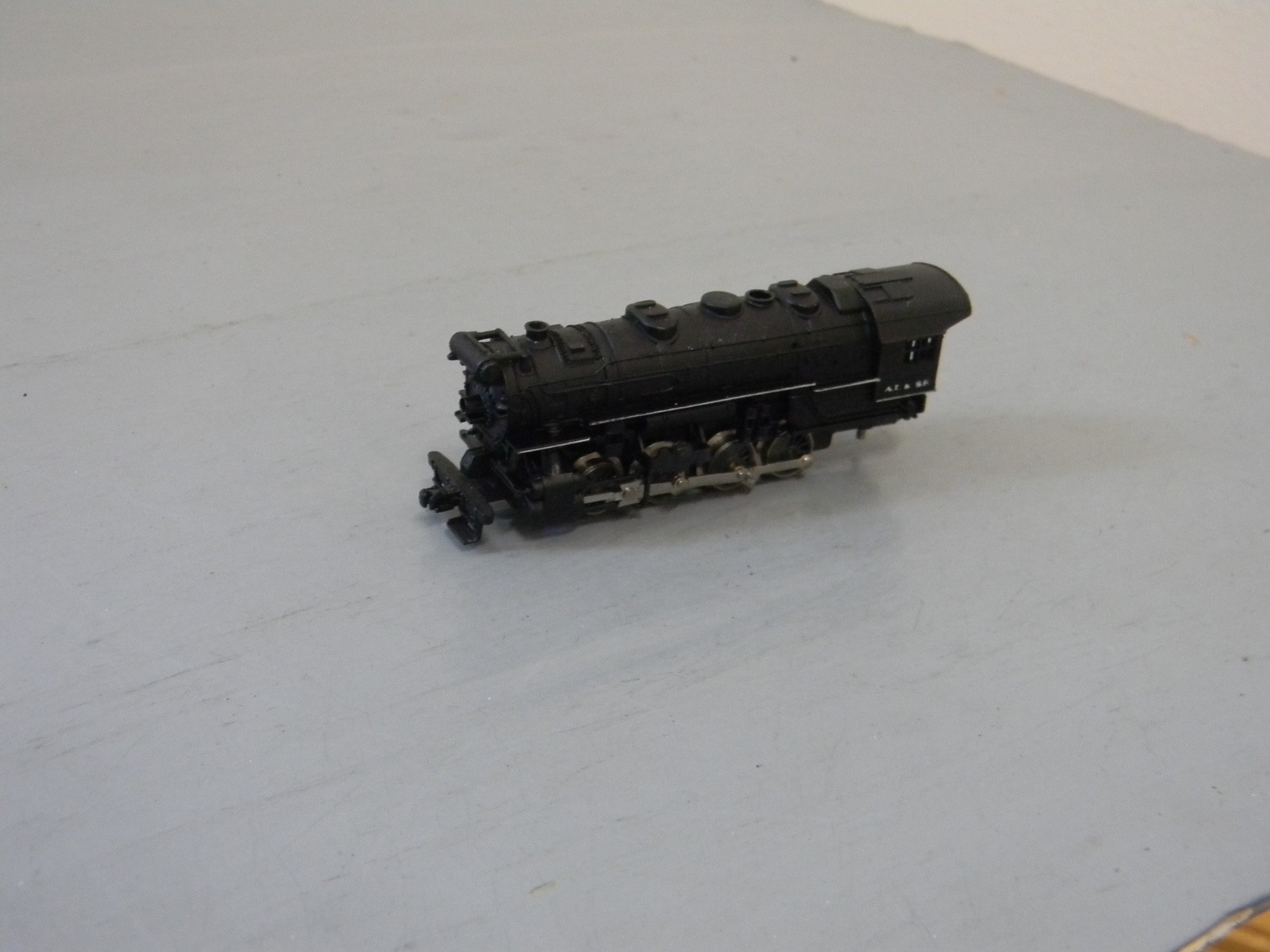 N SCALE LOCOMOTIVE ATLAS WONT RUN AT&SF AS IS N SCALE LOCOMOTIVE ATLAS WONT RUN AT&SF AS IS
