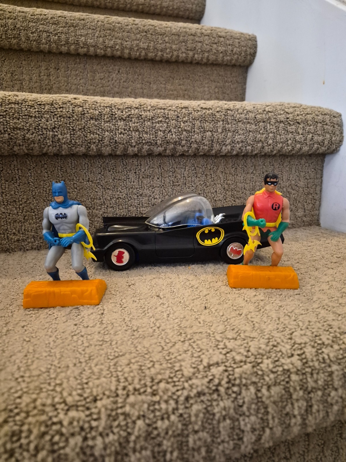 Mego Comic Action Heroes Batman, Robin, Car Vintage 1975 With Stand and Bat Rope Mego Comic Action Heroes Batman, Robin, Car Vintage 1975 With Stand and Bat Rope