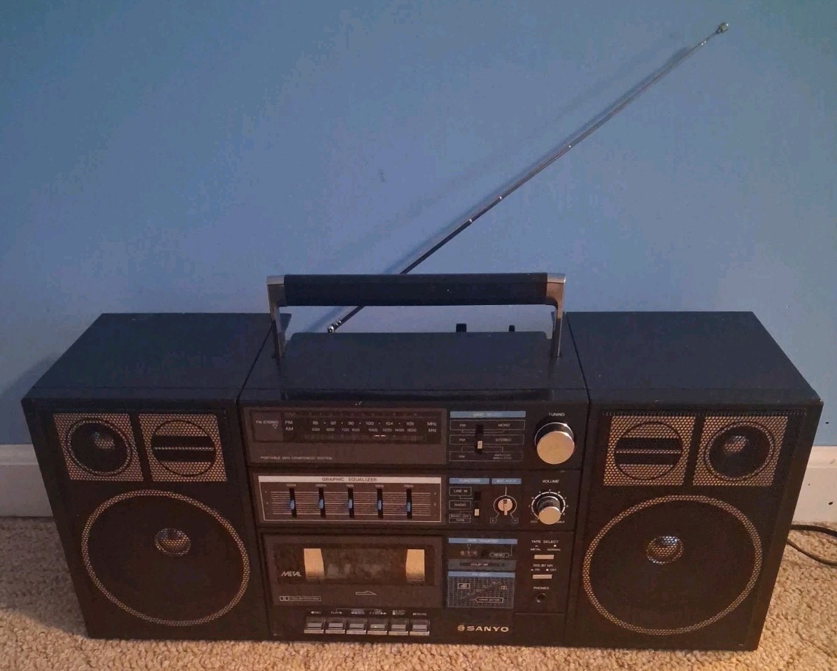 Vintage Sanyo C30 Boombox AM/FM Radio Cassette Player Detachable Speakers (READ)