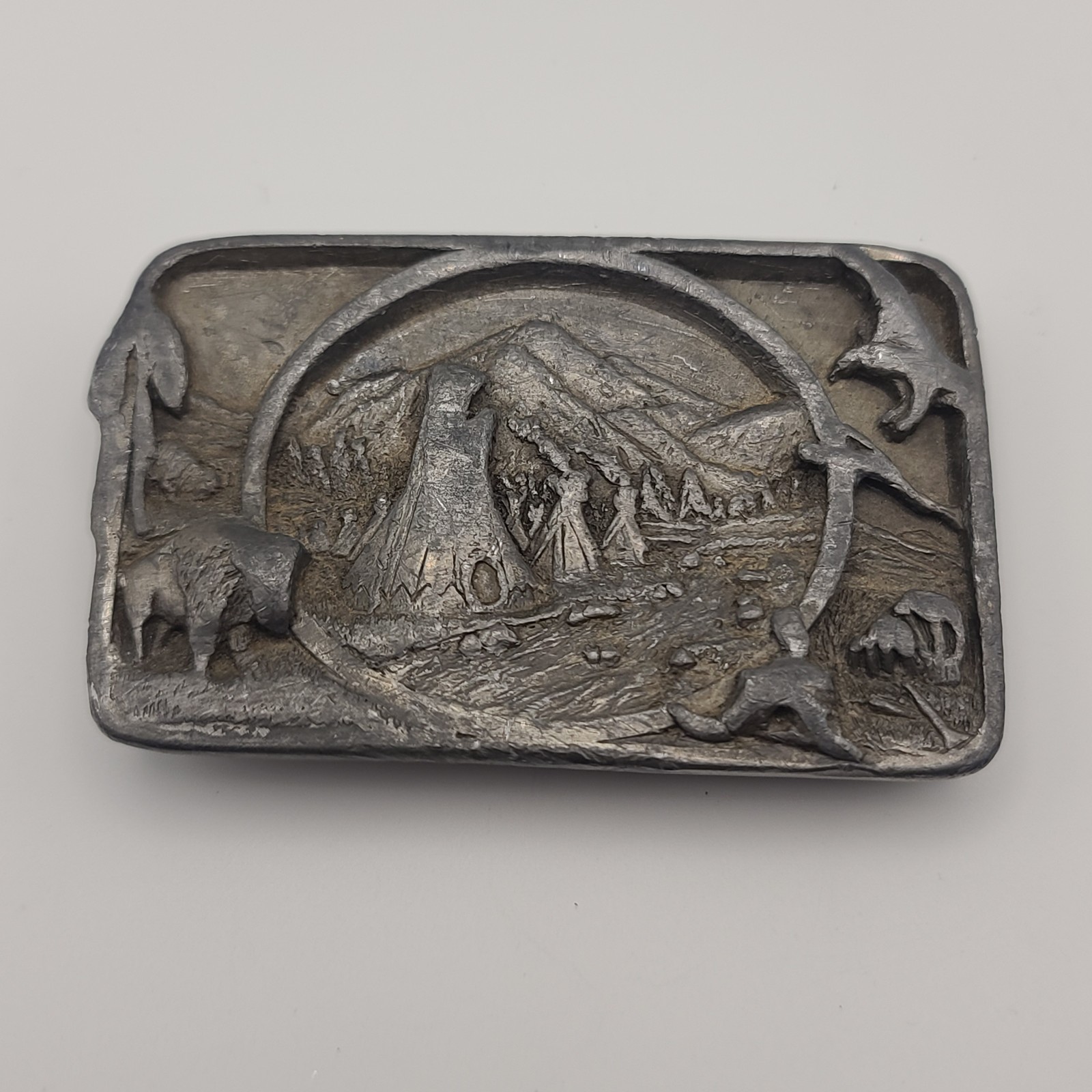 VTG 1983 Siskiyou Buckle Co. American Indian Tribute Pewter Belt Buckle BROKEN
