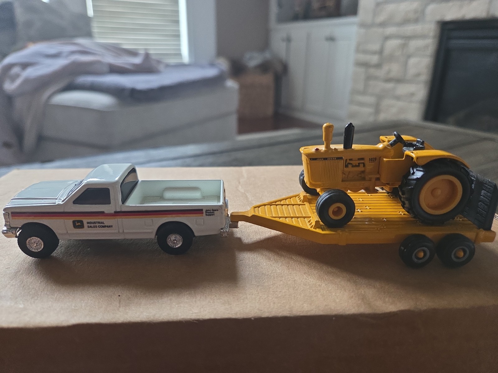 ERTL 1/64 TRUCK, JOHN DEERE, TILT BED TRAILER, 5020 Tractor ERTL 1/64 TRUCK, JOHN DEERE, TILT BED TRAILER, 5020 Tractor