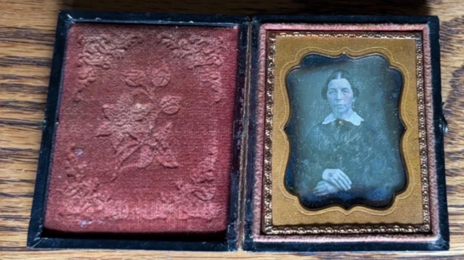 Antique 19th Century Cased Photograph – Tintype/Ambrotype Portrait in Velvet-Lin