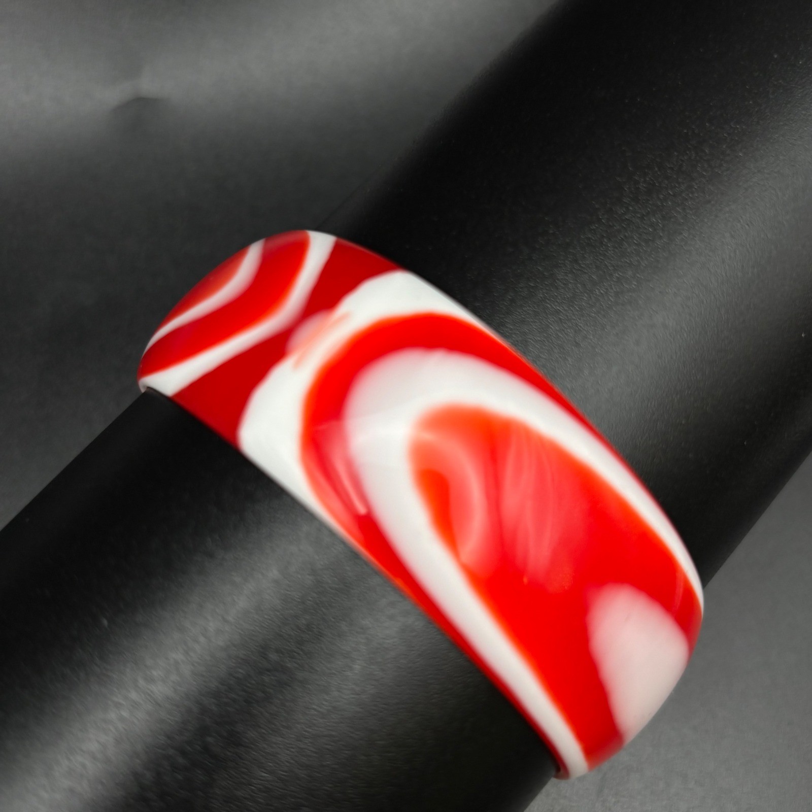 Vintage Best Plastics Bangle Red White Swirl Lucite Mod Pop Art Size 8 Vintage Best Plastics Bangle Red White Swirl Lucite Mod Pop Art Size 8