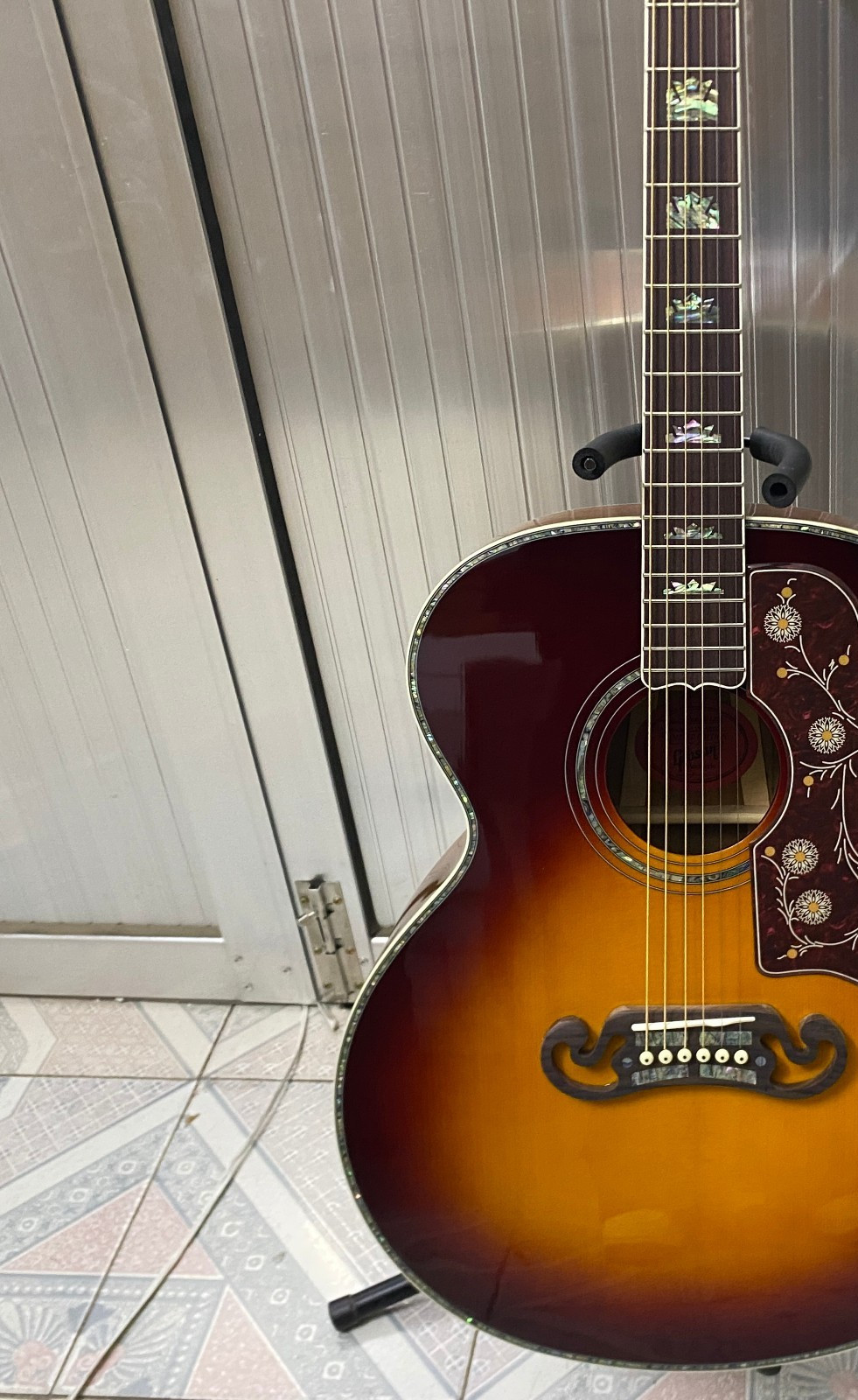 Jumbo Acoustic Guitar Vintage Sunburst Floral Pickguard Solid Spruce Top 20 fret Jumbo Acoustic Guitar Vintage Sunburst Floral Pickguard Solid Spruce Top 20 fret