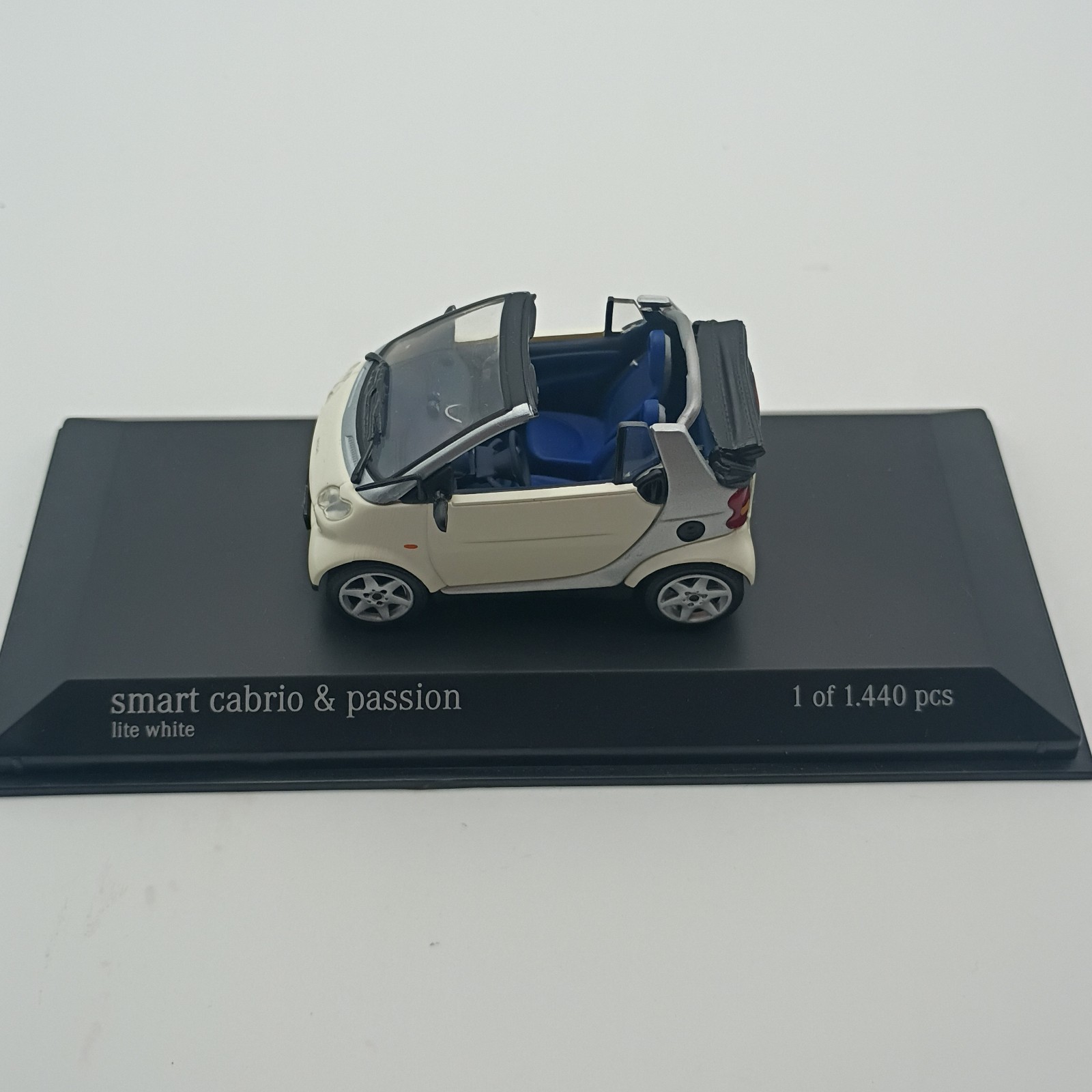 1/43 Minichamps Smart Cabrio & Passion Lite White Collectables 17+ 1/43 Minichamps Smart Cabrio & Passion Lite White Collectables 17+